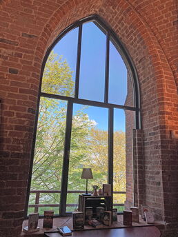 Bild mit Text: Ich liebe romantische Spaziergänge durch die Bibliothek